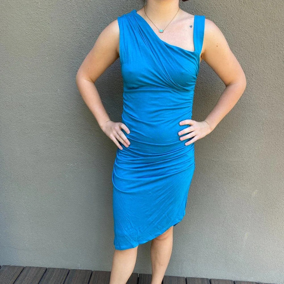 MICHAEL STARS NWT Shoulder Detail Ruched Stretch Knit Midi Dress - One Size - Picture 2 of 5